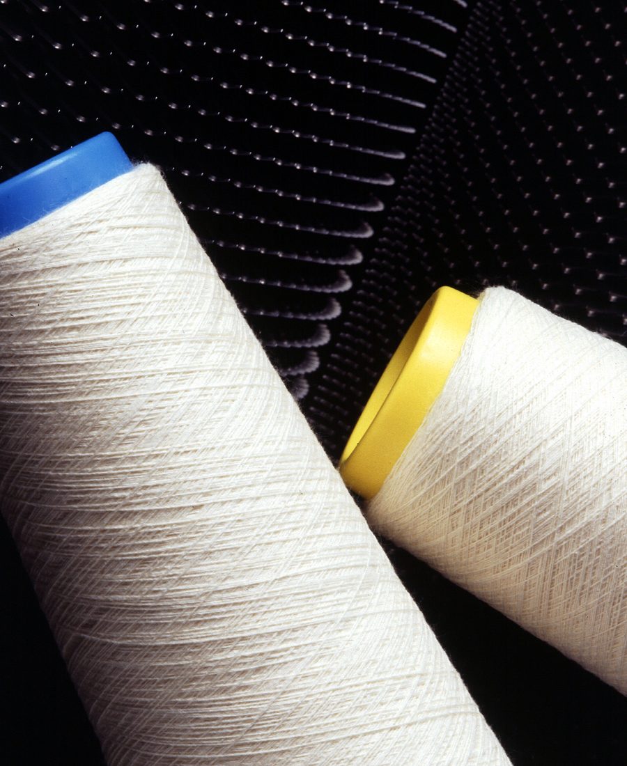 Buste de couturière et vêtements en atelier