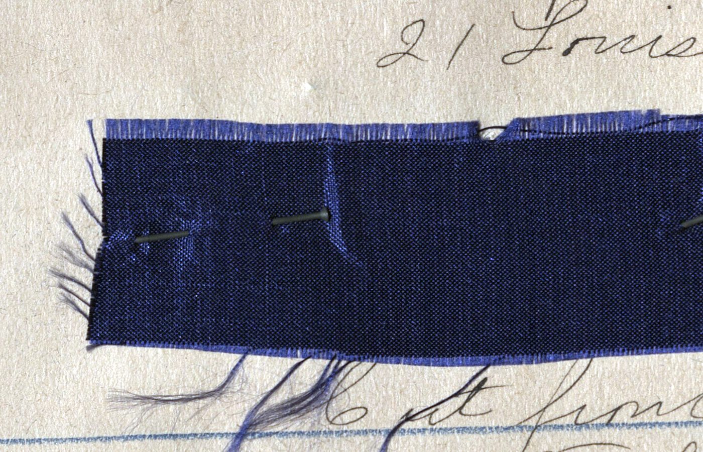 Bobines de fil et petit matériel de couture
